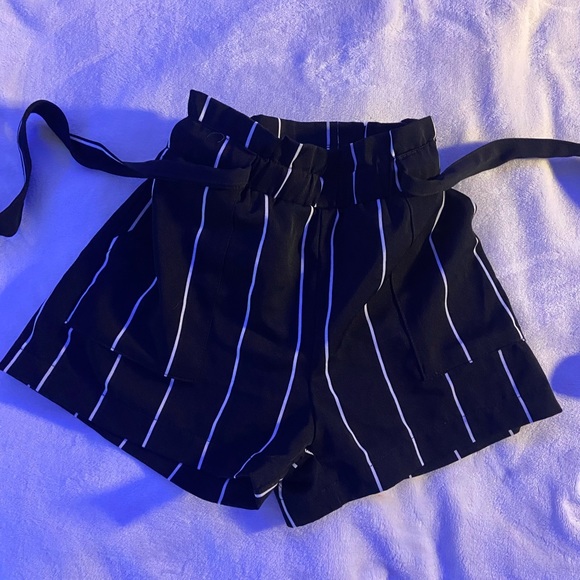 Small Black and white shorts - Picture 2 of 4